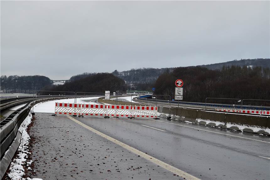 „Man kommt hier nicht zur Ruhe“: Marode A45-Talbrücke trifft Region schwer Abgesperrte Zufahrt zur Autobahnbrücke Rahmede auf der A45 bei Lüdenscheid.