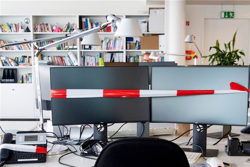 Homeoffice-Pflicht: Das müssen Beschäftigte jetzt unbedingt beachten Abgesperrter Büro-Arbeitsplatz: Die Homeoffice-Pflicht steht vor einem Comeback.