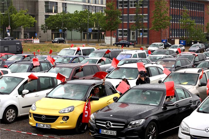 Parteitag mal anders: Dortmunder SPD und CDU gehen ungewöhnliche Wege Abgestimmt wurde bei den Genossen im Autokino mit roten Karten aus den Autofenstern.