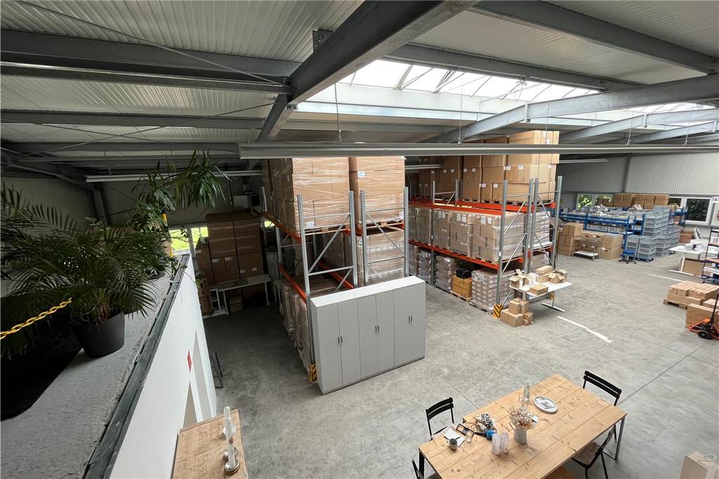 „Kerzenonkel“ sind angekommen: Mehr Möglichkeiten als in Münster Blick in die Lagerhalle.