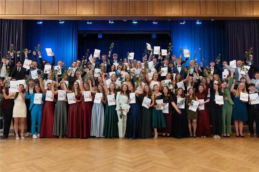Abiturientinnen und Abiturienten sortiert nach Vorname Nachname: Jonathan Philipp Arntzen, Victoria Bergen, Taja Sophie Betker, Ronja Biehle, Julius Bisping, Leo Bohnenkamp, Elisabeth Maria Bothorn, Sophia Büning, Malte Dobbertin, Massimo Duica, Emily Julia Ehlert, Lennard Erdmann, Luisa Fallenberg, Janna Sophia Flämig, Janne Philip Fruntke, Milla Fruntke, Sophia Anke Gerth, Eva Görtelmeyer, Adrian Grünebaum, Laila Hassan, David Hattebuer, Florian Heitkamp, Jan Heitkamp, Vincent Hempel, Lilli Marie Hennig, Sophia Marie Hohenlöchter, Mylene Hülsmann, Emil Hüser, Jakob Alexander Jäger, Christopher Jung, Sarah Carina Just, Ben Kahmann, Patricia Kalde, Clara Karpinski, Philip Keller, Helena Kemper, Hannah Kersen, Sophie Anna Kertelge, Njiar Khalaf, Patrick Khodossevich, Halit-Can Kisla, Sophie Klotz, Linus Koc, Lisa Kollenberg, Justus Kunst, Veronika Lakomkin, Sascha Samuel Löwen, Hagen Lübker, Hannah Marie Lütke Entrup, Karim Mahmoudi, Franca Maria Lena Malkemper, Greta Meinhardt, Regina Meininger, Julia Meschede, Michelle Möllenbeck, Maryam Mosa, Piet Willem Mundry, Johannes Nöcker, Emily Pauli, Marie Pawlinsky, Josephin Pennekamp, Viktoria Pennekamp, Daniel Pohlmeyer, Carlotta Port, Maya Röckmann, Inga Marit Sander, Paul Sandhowe, Jakob Hans Schmidt, Sebastian Schnur, Max Scholbrock, Jannik Schütte, Katharina Siedhoff, Jolien Sikora, Julia Sperling, Emma Josefine Stattmann, Hannah Maria Stattmann, Mark Sträter, Tom Tölle, Jan Niklas Vogt, Maximilian Wienken, Zara Witthoff, Nils Wurfmann.