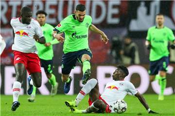 „Abnutzungskampf“ im Mittelfeld: Schalkes Daniel Caligiuri nimmt es hier gleich mit zwei Leipziger Spielern auf.