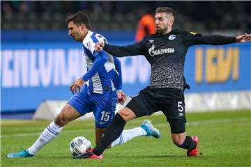 Abnutzungskampf: Schalkes Matija Nastasic (r.) im Zweikampf mit Marko Grujic von Hertha BSC Berlin. Am Dienstag treffen sich beide Mannschaften auf Schalke wieder.