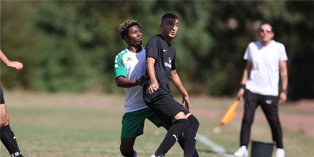 SV Stockum siegt im Torfestival – sehenswertes Freistoßtor leitet Sieg ein Aboubacar Sylla (l.) und der SV Stockum haben im zweiten Spiel den zweiten Sieg geholt.