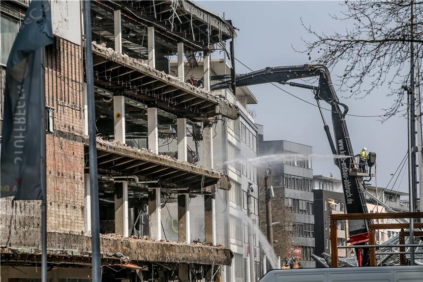 Altes Karstadt-Haus macht in der City Platz für Neues Abriss des Karstadt-Technikhauses an der Kampstraße.