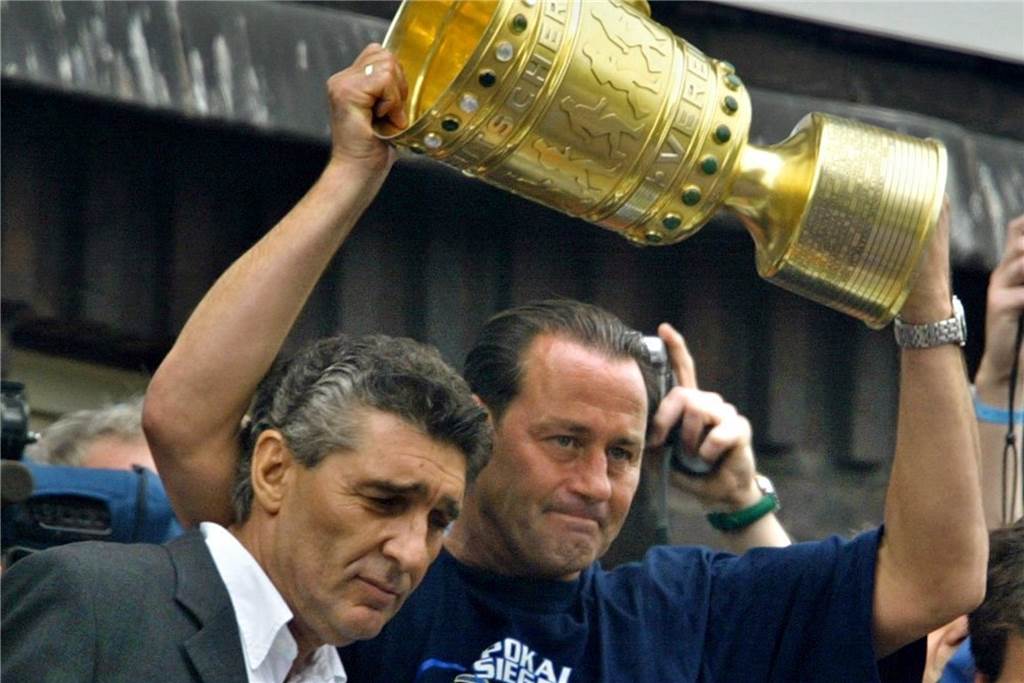 Schalkes Jahrhunderttrainer wird 65: Huub Stevens ist sich immer treu geblieben Abschied mit Pokal: Zum Ende seiner ersten Amtszeit gewann Huub Stevens 2002 das Finale gegen Leverkusen - und feierte anschließend mit Manager Rudi Assauer.