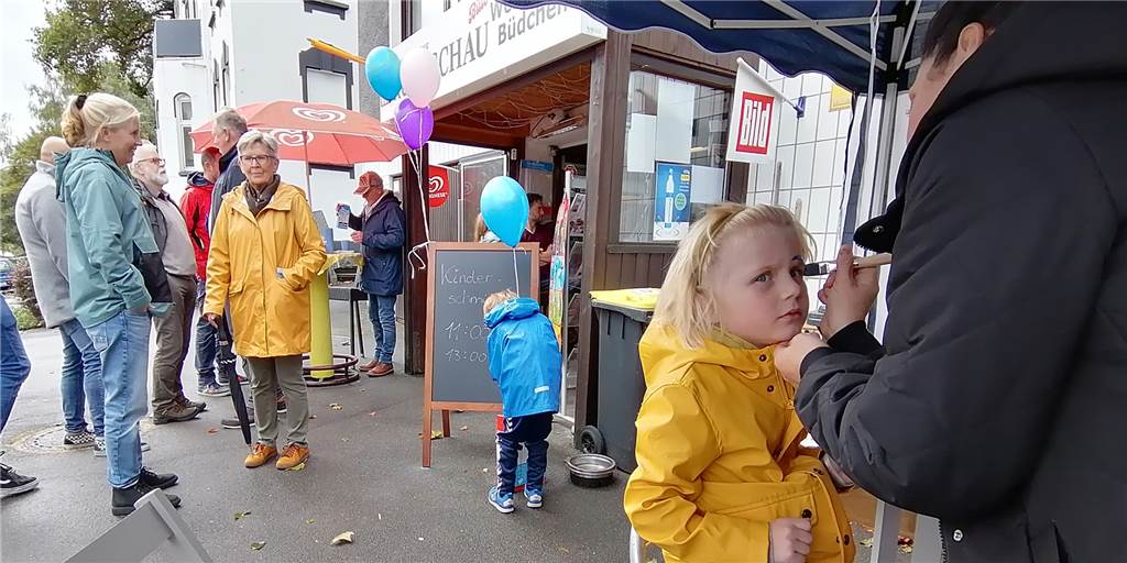 Stabwechsel in Dortmunder Kult-Kiosk: Bratwurst und Wehmut unter dem Pavillon Kinderschminken und Gespräche vor dem Westricher Büdchen.
