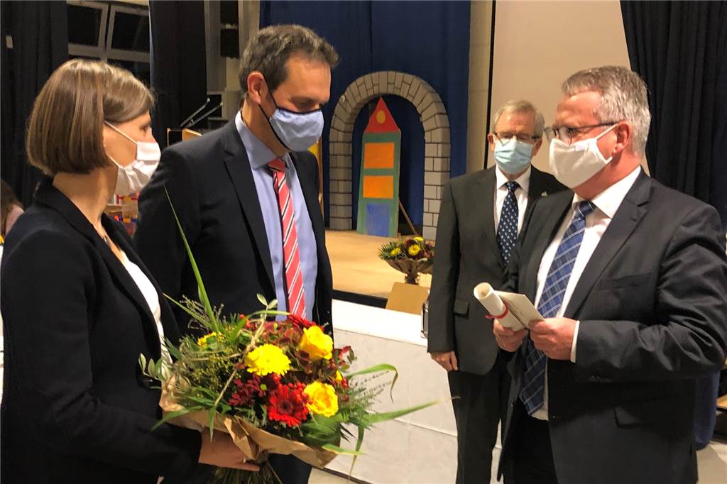 Bürgermeister vereidigt - Fraktionsvorsitzender in Quarantäne Abschied unter erschwerten Bedingungen. Wegen der Corona-Pandemie muss die Feier für den ehemaligen Bürgermeister Andreas Grotendorst, der mit seiner Frau Andrea zur Ratssitzung gekommen war, verschoben werden. Der neue Bürgermeister Martin Tesing dankte Grotendorst für seinen Einsatz für die Gemeinde.