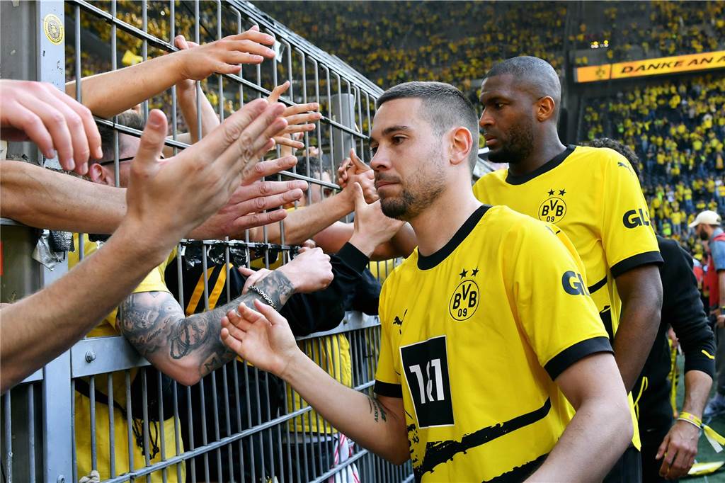 Beim BVB herrscht nach dem Titel-Drama eine große Leere: „Noch schlimmer als 2013“ Raphael Guerreiro klatscht mit den BVB-Fans ab.