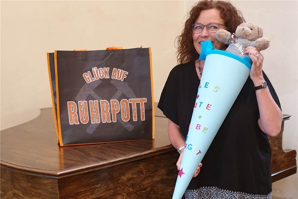 Neue Lüner Schulseelsorgerin: „Im Lockdown habe ich viel zu tun“ Abschiedsgeschenke ihrer Bochumer Gemeinde - für Birgit Leimbach gab es eine Schultüte für den Start in Lünen.