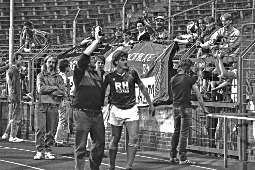 Als Schalke in Hannover ein Heimspiel hatte: Busfahrt gesponsert Schalkes Mannschaftsbetreuer Charly Neumann nach dem Spiel in Hannover gegen Fortuna Köln mit Michael Klinkert.