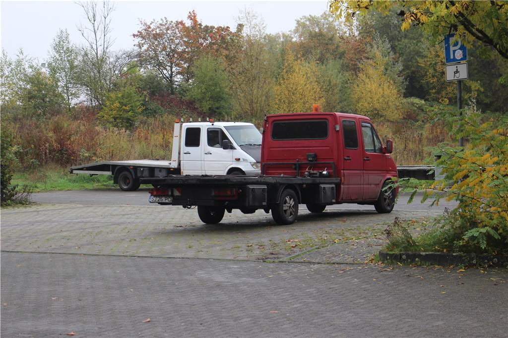 Parkplatz Schützenstraße: Autos ohne Kennzeichen kommen und verschwinden Abschleppwagen mit in der Regel Rumänischen Kennzeichen scheinen die PKW zu bringen und abzuholen.