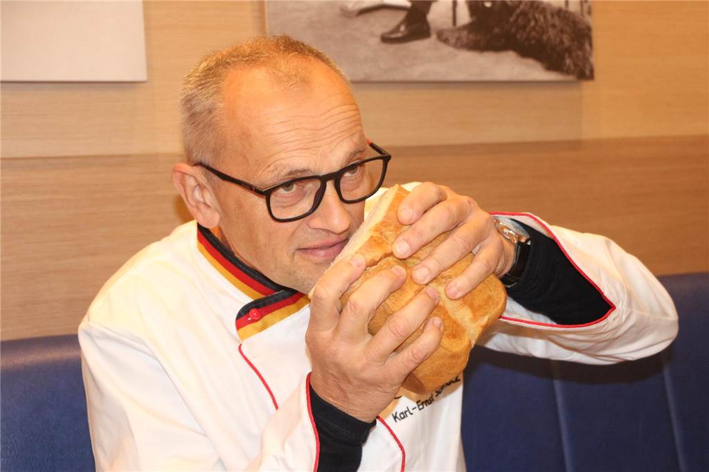 Brotprüfung in Oeding: Innungsbäcker stellen sich dem „Schmalz-Test“ Abschließend werden Geruch und Geschmack beurteilt. Maßgeblich für die Röstaromen ist dabei die Kruste, wie Karl-Ernst Schmalz betont.