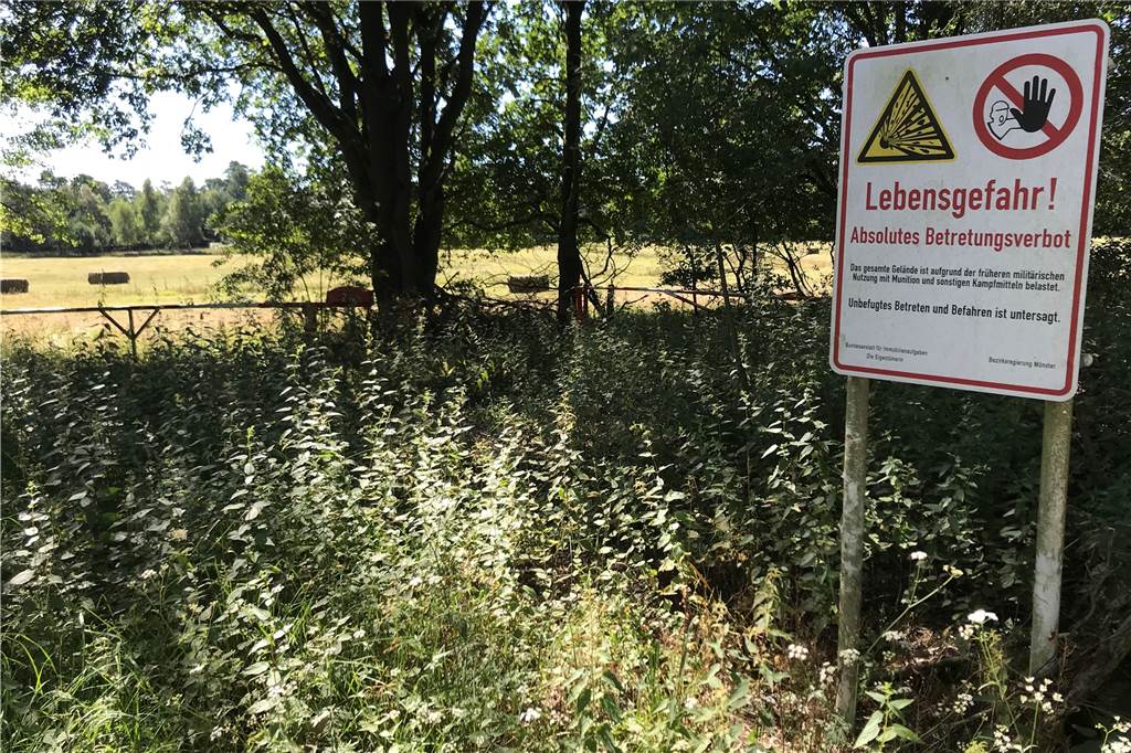 Truppenübungsplatz: Land unterstützte Freigabe mit viel Geld Abseits der ehemaligen Panzerstraße ist das Betreten des ehemaligen Truppenübungsplatzes verboten.