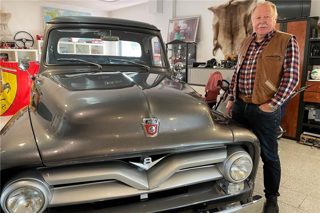 Hubert Thies steht vor einem Ford Pickup von 1955.