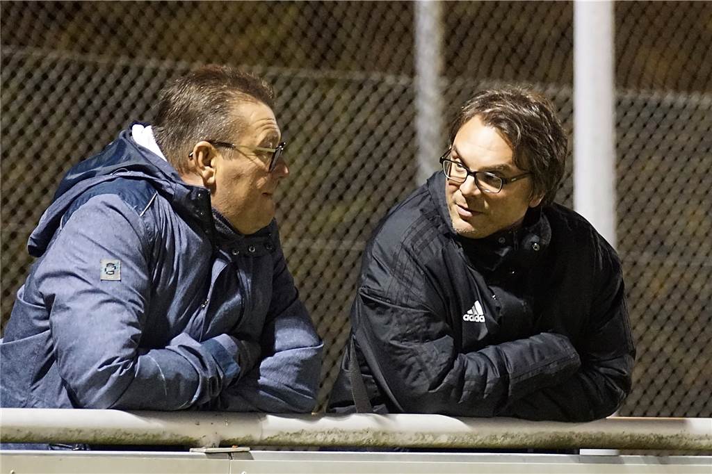 Vertrag bis 2024: HSC verlängert mit Cheftrainer Benjamin Hartlieb Abseits des Spielgeschehens im Gespräch: Karl-Friedrich Lösbrock und Benjamin Hartlieb vom Holzwickeder SC.