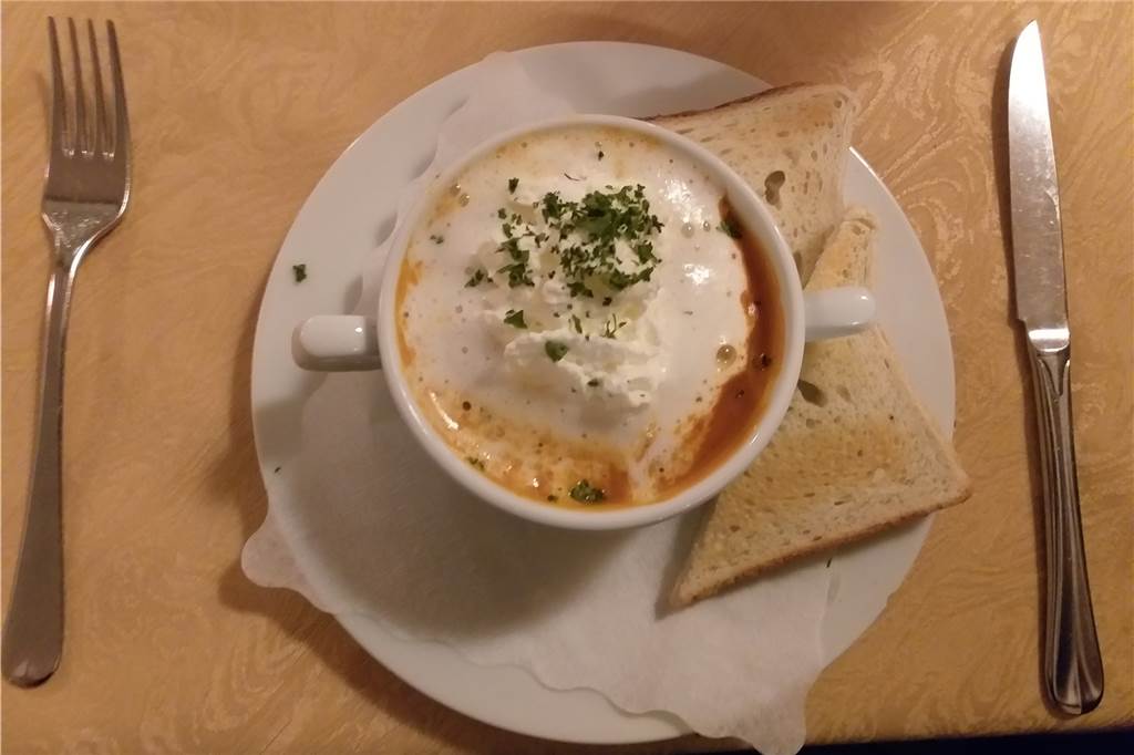 Große Portionen locken sehr viele Gäste in den Heidekrug in Olfen Absolut begeistert war unser Sohn Jan von der Tomatensuppe. „Schön heiß, total lecker“, so sein Urteil.