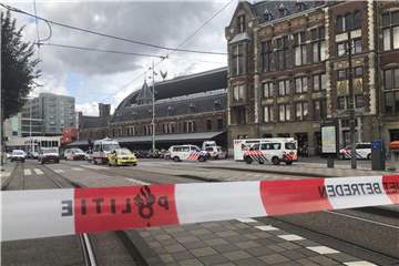 Absperrband am Amsterdamer Hauptbahnhof, wo Polizisten den 19-jährigen Angreifer niedergeschossen hatten. Foto: Alex Furtula/AP