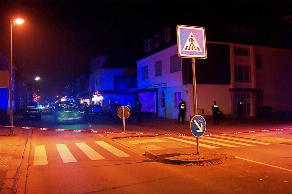 Polizei nimmt Mann (26) nach Messerstecherei in Westerfilde fest Absperrband am Westerfilder Markt: Die Polizei rückte mit einigen Streifenwagen an, nachdem Männer sich mit Messern stritten.