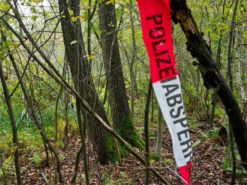 18-Jähriger ist nach Misshandlung vernehmungsfähig Absperrband der Polizei. In einem Wald nahe dem Dortmund-Ems-Kanal wurde ein 18-Jähriger schwer misshandelt. Foto: Patrick Pleul/Symbol