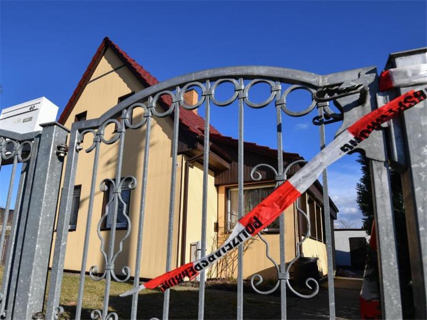Absperrband vor einem Wohnhaus in Müllrose: Der 24-Jährige gestand, hier seine Großmutter umgebracht zu haben. Foto: Patrick Pleul