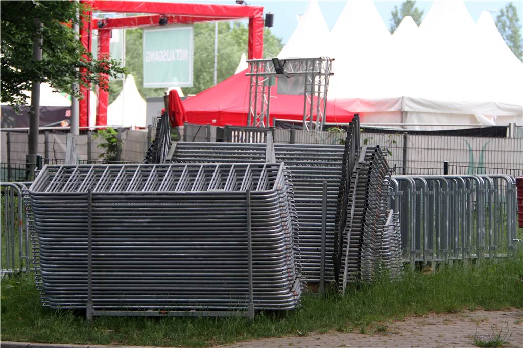 Festi-Ramazan-Veranstalter verspricht Anwohnern besseres Konzept gegen Lärm Absperrgitter standen bereits 2018 für die Fläche am Rabenloh bereit.