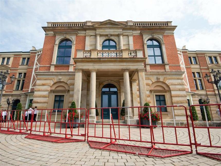 Absperrgitter vor dem Festspielhaus. Foto: Timm Schamberger