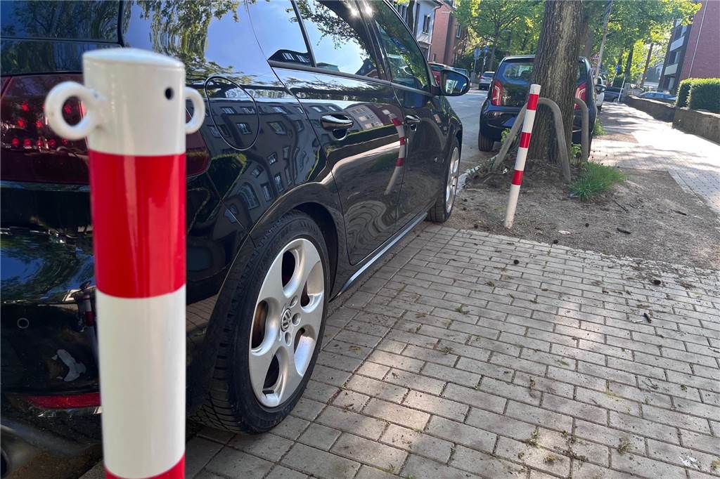 Absichtliches Zuparken und Knöllchen: Parkplatznot im Kaiserviertel Absperrpfosten an der Prinz-Friedrich-Karl-Straße in der Innenstadt-Ost in Dortmund.