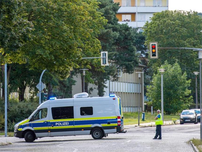 Polizei: Mann aus Eisenhüttenstadt ist IS-Sympathisant Absperrung: Ein Polizeifahrzeug versperrt die Straße. Foto: Patrick Pleul