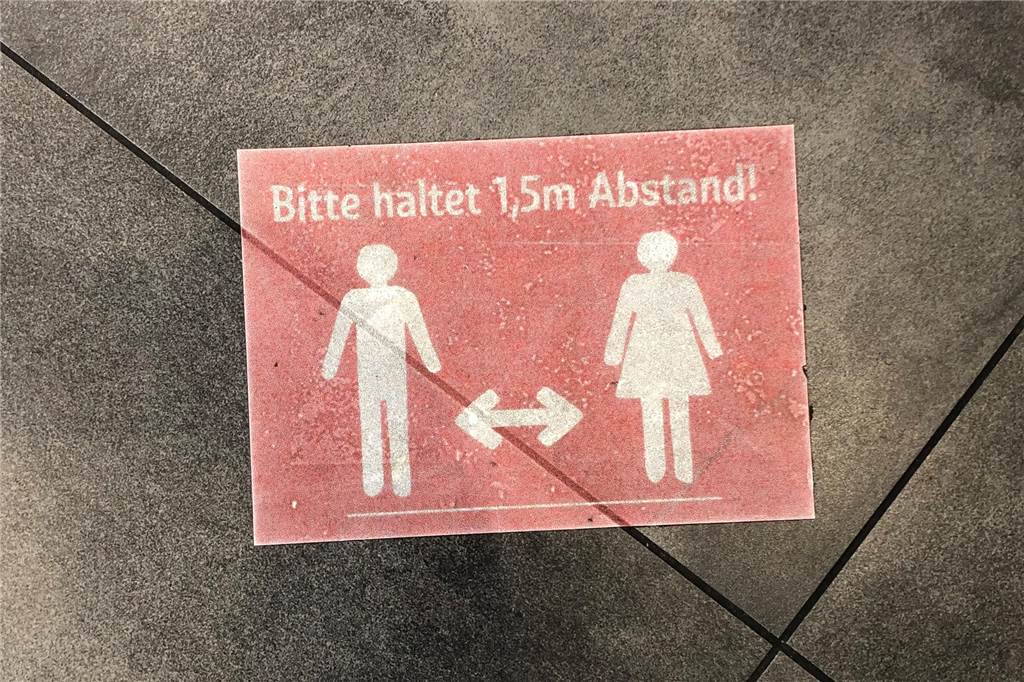 Corona: Supermärkte überlegen Rückkehr zu alten Hygiene-Konzepten Abstand halten: Auf den Boden geklebte Markierungen weisen auf die Wahrung des 1,5-Meter Abstands in Supermärkten hin.