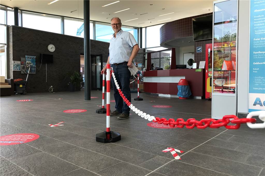 Serverprobleme verzögern Freibad-Start im Aquahaus Abstand halten: Aufkleber und Markierungen auf dem Boden, Absperrketten für die Laufwege: Badegäste müssen sich im Eingangsbereich auf Wartezeiten gefasst machen.