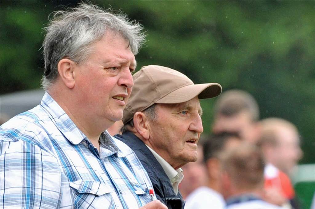 Abteilungsleiter Günter Boll (l.) und die Verantwortlichen bei der DJK Stadtlohn haben sich mit Trainer Marco Aydin auf die Beendigung der Zusammenarbeit verständigt. 