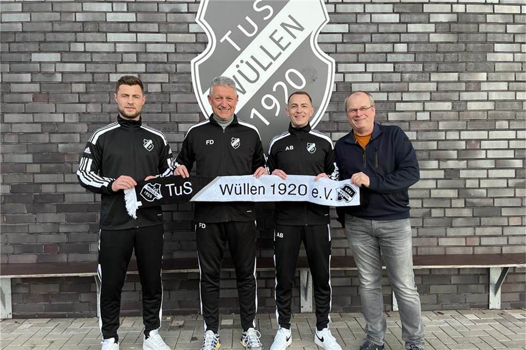 TuS Wüllen setzt auf geballte Erfahrung Abteilungsleiter Werner Kortbuß (r.) mit den neuen Trainern (v.l.) Alexander Edel, Franko Demuro und Andreas Bastron.