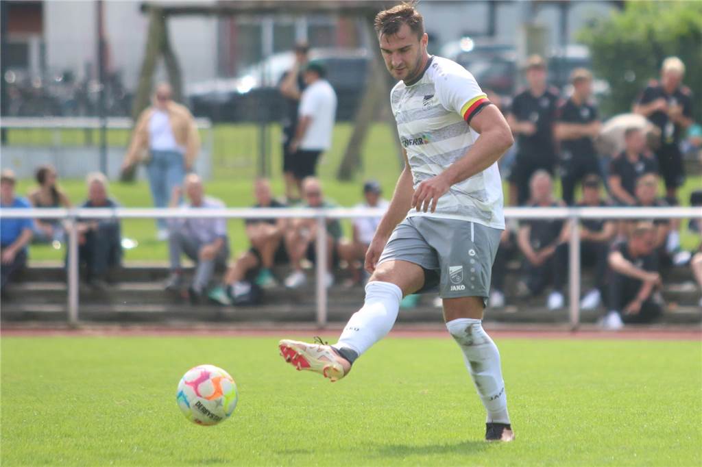 Gelungene Premiere trotz Westfalenliga-Pleite Nils Venneker passt den Ball.