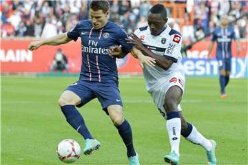Abwehrspieler Jerome Roussillon (r) in Aktion in der französischen Liga. Foto: Stephane Reix/EPA