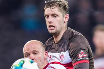 Abwehrspieler Lasse Sobiech (r) wird seinen Vertrag beim FC St. Pauli nicht verlängern. Foto: Axel Heimken