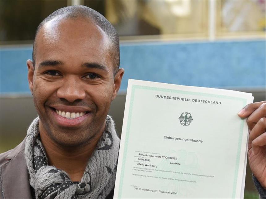 Abwehrspieler Naldo vom VfL Wolfsburg präsentiert am 2. Dezember seine Einbürgerungsurkunde. Foto: Holger Hollemann