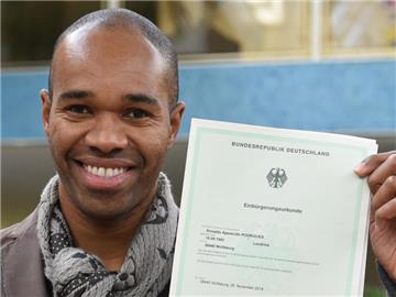 Abwehrspieler Naldo vom VfL Wolfsburg präsentiert am 2. Dezember seine Einbürgerungsurkunde. Foto: Holger Hollemann