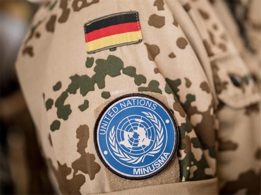 Ursachenforschung nach tödlichem Hubschrauberabsturz in Mali Abzeichen der Friedensmission MINUSMA auf dem Ärmel eines Bundeswehrsoldaten in Mali. Ein Hubschrauber der Bundeswehr mit zwei deutschen Piloten an Bord ist in Mali abgestürzt. Foto: Michael Kappeler