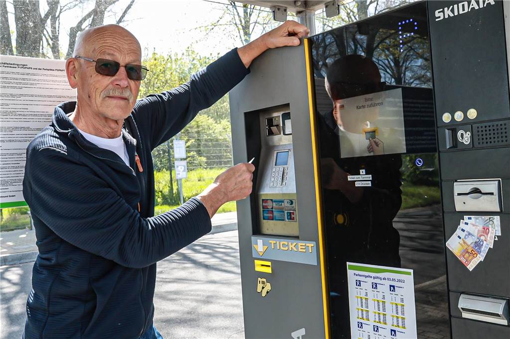 Ärger über Parkgebühr bei Event am Flughafen Dortmund: „Reinste Abzocke“ Hans-Dieter Jaschkowske steht am Ticketautomaten eines Parkplatzes vom Flughafen in Dortmund.