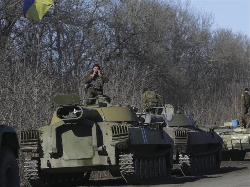 Separatisten kündigen Abzug schwerer Militärtechnik an Abzug aus Debalzewo: Die ukrainische Armee gibt sich geschlagen. Foto: Anastasia Vlasova