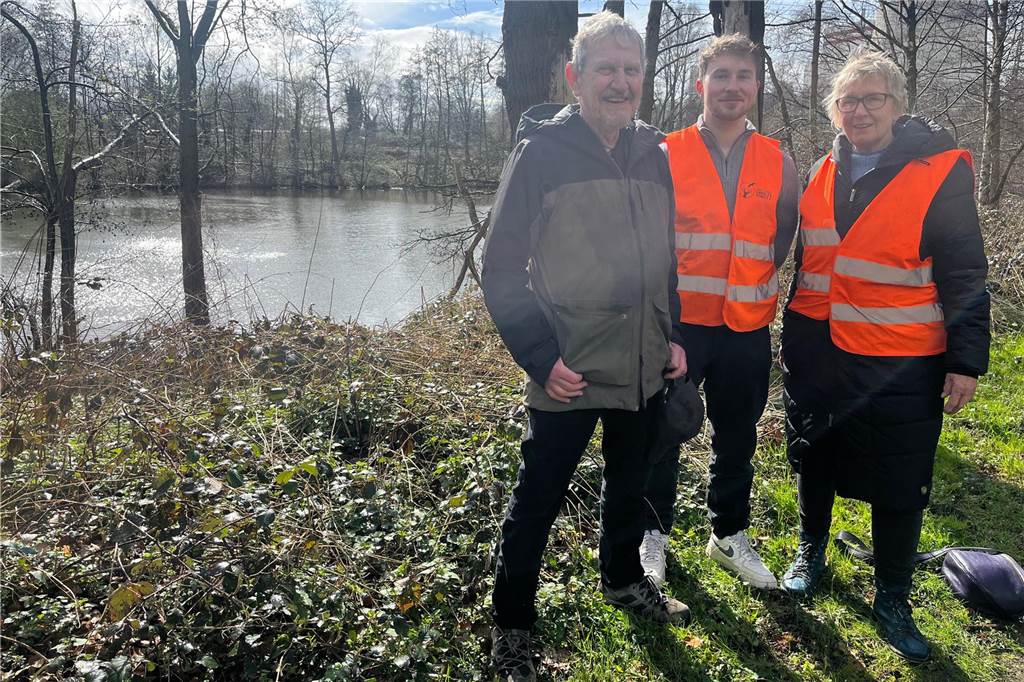 Traurige Premiere für Krötenrettung in Lünen Achim Pflaume, Linus Wopker und Sabine Klemp stehen vor dem Laichgewässer, in das sie die Kröten gebracht haben.