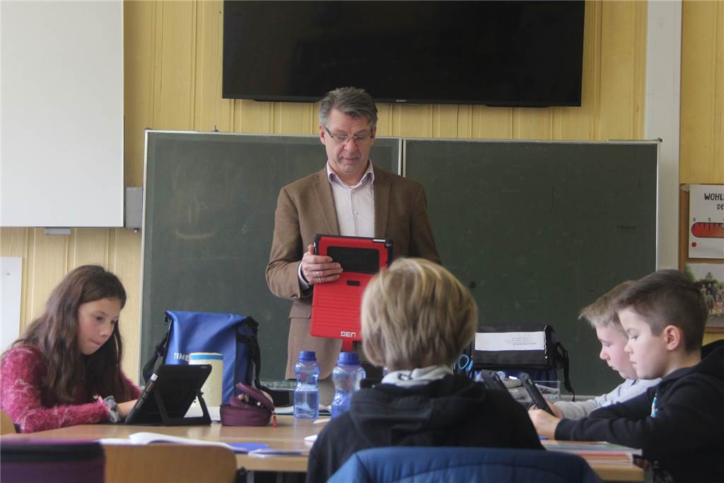 Gesamtschule in Nordkirchen geht innovative Wege: Schüler lernen an der JCS mit iPads Achim Stanossek (M.) kann auf seinem Tablet sehen, welche Aufgaben seine Schüler gerade bearbeiten.