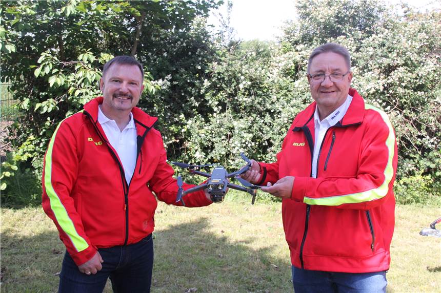 Drohne unterstützt die Halterner DLRG bei der Suche nach Verunglückten Achim Wiese (r.), Leiter Fundraising der DLRG, überreicht eine der neuen Drohnen an Horst Müller (l.), Vorsitzender DLRG Ortsgruppe Rastatt. Auch die Halterner Ortsgruppe bekam eine Drohne zur Unterstützung ihrer Arbeit.
