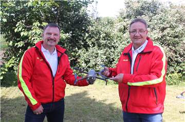 Achim Wiese (r.), Leiter Fundraising der DLRG, überreicht eine der neuen Drohnen an Horst Müller (l.), Vorsitzender DLRG Ortsgruppe Rastatt. Auch die Halterner Ortsgruppe bekam eine Drohne zur Unterstützung ihrer Arbeit.