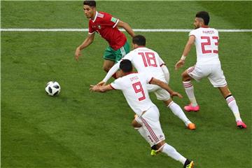 Achraf Hakimi kämpft für Marokko gegen Irans Omid Ebrahimi, Alireza Jahanbakhsh, Ramin Rezaeian. Foto: Saeid Zareian/Archiv