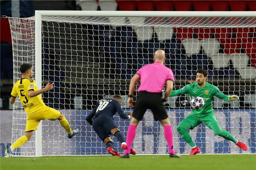 BVB-Fehler helfen Paris in die Spur - Dortmund bleibt bei Achtelfinal-Aus vieles schuldig Achraf Hakimi (l.) kommt viel zu spät, Neymar (M.) köpft ein, Roman Bürki ist chancenlos.