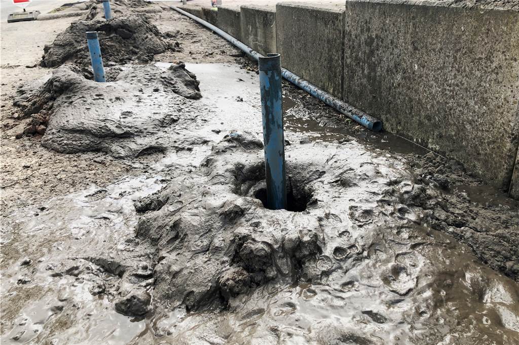 Mit Video: Ehepaar spürt Bomben am Berkelufer in Stadtlohn nach Acht bis zehn Meter tiefe reichen die Bohrungen ins Erdreich. Durch ein Plastikrohr wird ein Sondierungsgerät in die Tiefe gelassen, das Metall aufspüren kann.