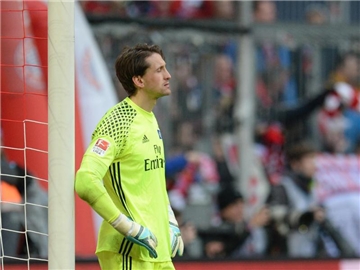 Acht kassierte Tore sind für Keeper Rene Adler und den HSV eine herbe Klatsche. Foto: Andreas Gebert