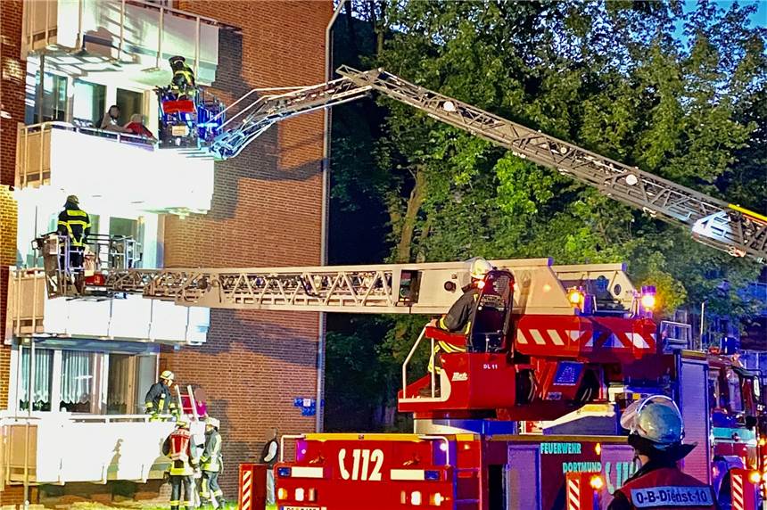Feuerwehr rettet Menschen aus Mehrfamilienhaus Acht Menschen rettete die Feuerwehr am Samstag (16.5.2020) aus einem Mehrfamilienhaus an der Jungferntalstraße in Dortmund-Rahm.